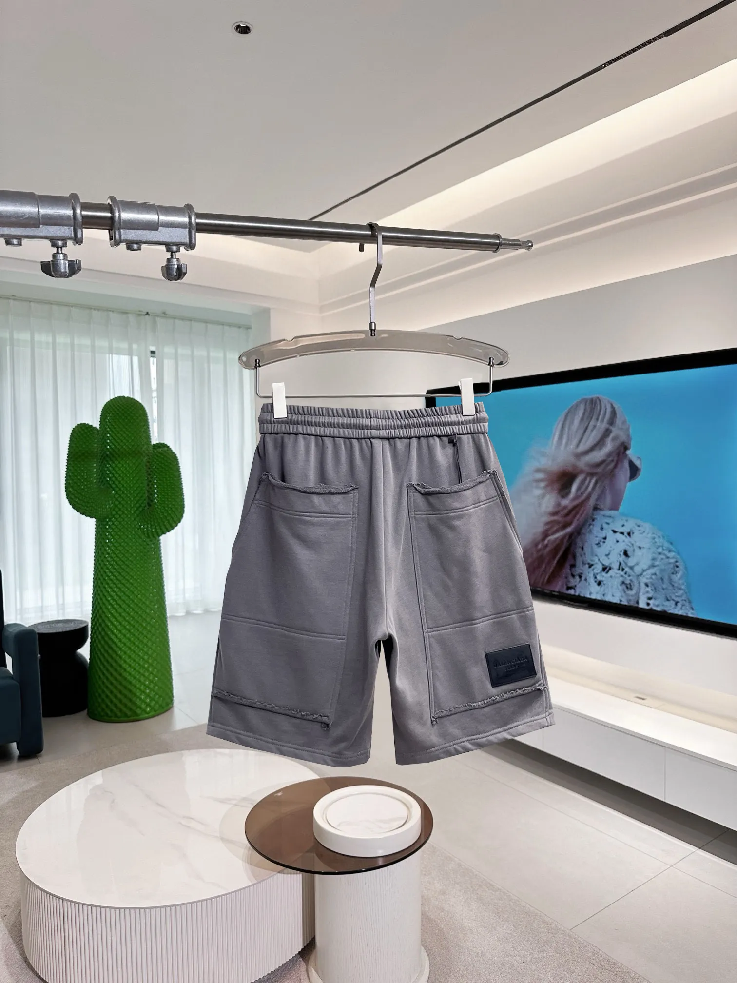 Balenciaga's three-standard complete 2026 summer New Arrival men's casual shorts, advanced custom-made Breathable fabric, Breathable fabric, extremely stretchy and comfortable, impeccable details, top-grade accessories, original logo design concept, delicate and soft feel! The upper body fit is awesome! Size: M-XXXL Please state your height and weight when ordering